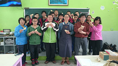 二水國中校長黃仲平（前排左三）指導老師李宜融、黃麟鳴（前排左四、五）與野鳥雕刻特色班