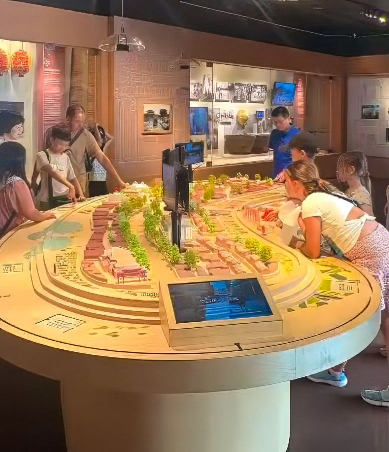「鹿城拾影」特展，民眾體驗鹿港歷史街區立體模型互動桌