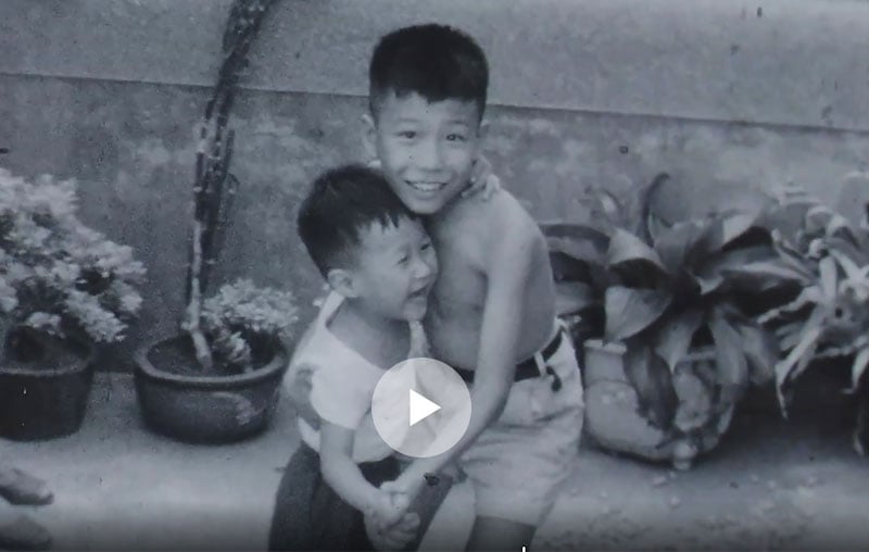 1963年紀錄片《快樂暑假》畫面，多位孩童在鹿港長源醫院宅邸內玩耍