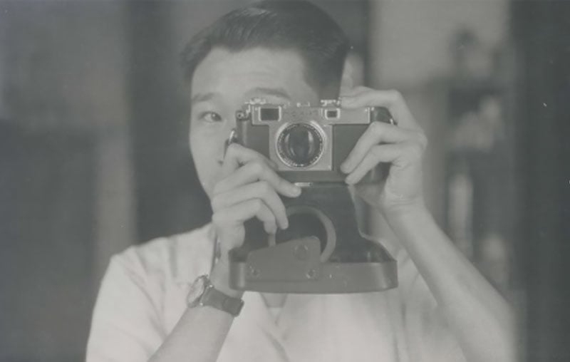 許蒼澤手持Nikon S2相機對鏡自拍。
