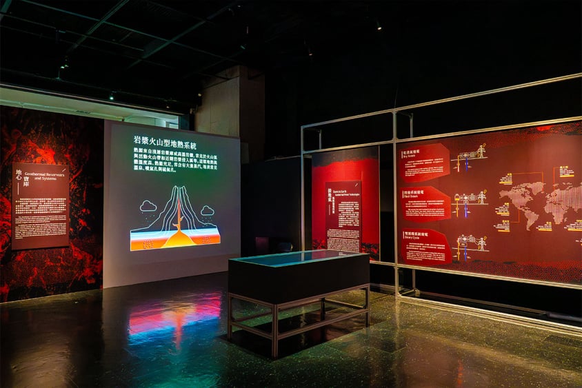 和熱共榮特展「熱土探秘」展區，包含火山地熱系統動態投影、中央標本展示櫃與地熱發電技術解說展板